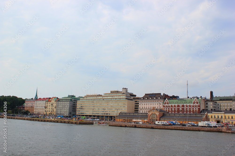 Fototapeta premium Blick auf den Hafen und die Skyline von Helsinki vom Meer aus