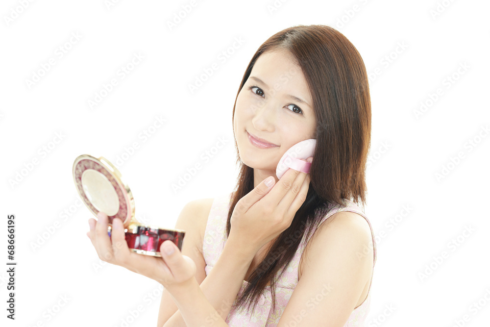 化粧をする女性