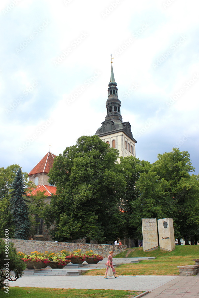 Parkanlage und Turm der Nikolaikirche in Tallinn (Estland)