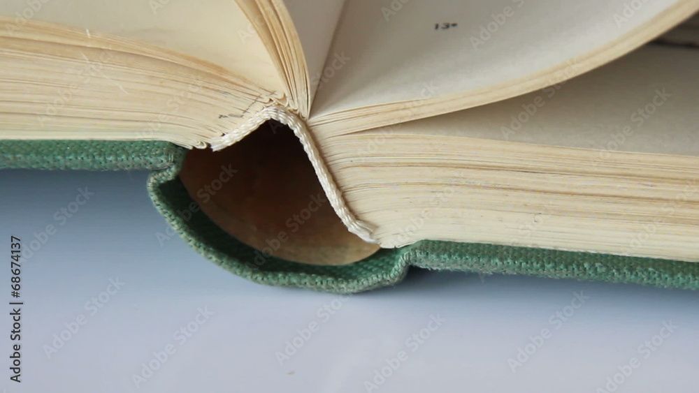 Altes Buch wird umgeblättert