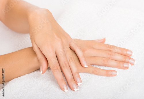 Hands on towel - Manicure © marpan