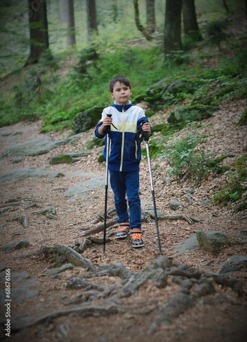 Kind beim Wandern im Wald