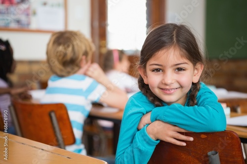 Fotografi Smiling pupil sitting at her desk