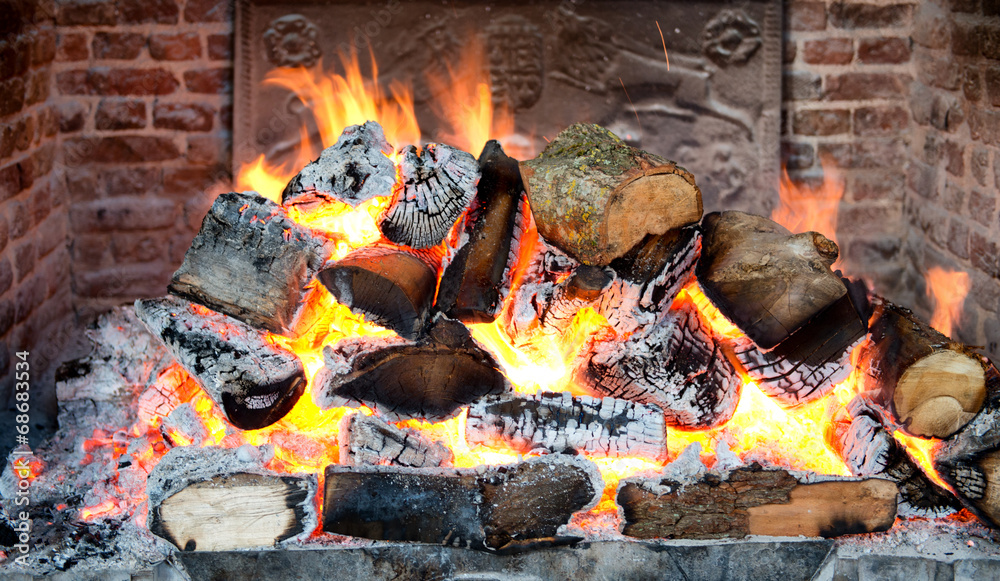 Glühende brennende Kohlen in einem heißen Holzfeuer Glühende brennende Kohlen in einem heißen Holzfeuer