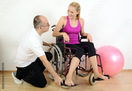 Twen im Rollstuhl bei Reha und Physiotherapie