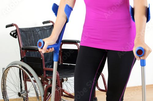 Frau mit Gehbehinderung geht auf Krücken © Dan Race