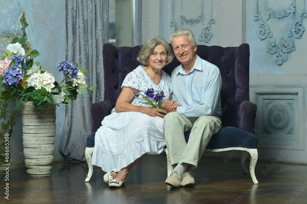 Obraz premium Elderly couple sitting in vintage interior