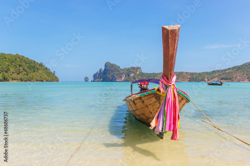 Boat in Phi Phi island Thailand © Netfalls