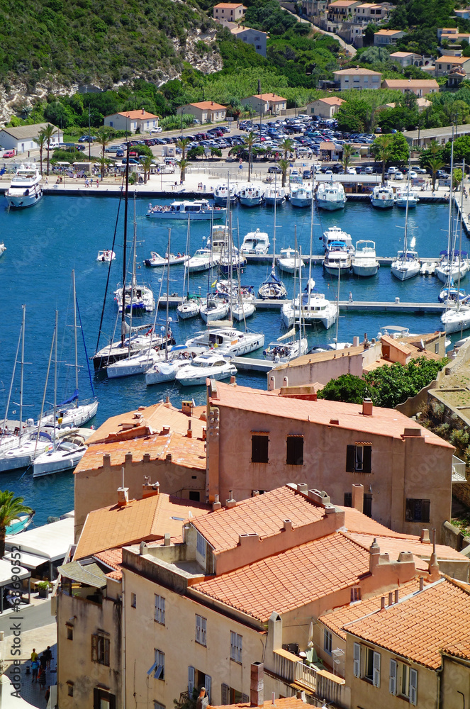 Vue sur le port de plaisance de Bonifacio en Corse du sud