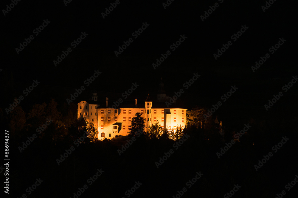Altes Schloss bei Nacht