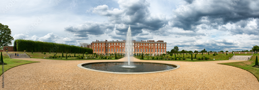 Fototapeta premium Hampton Court Palace and fountain at Privy Gardens