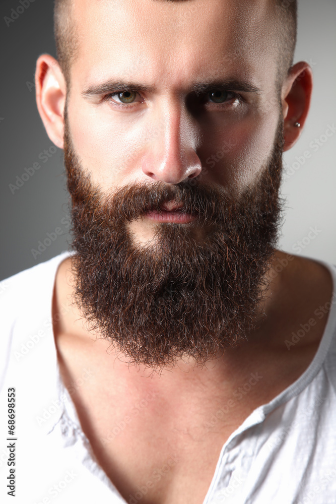 Obraz premium Portrait of handsome bearded man standing, isolated on grey