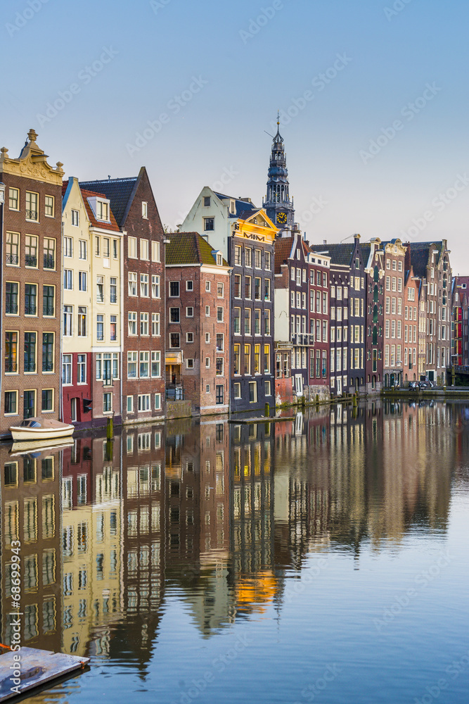 Naklejka premium The Damrak canal in Amsterdam, Netherlands.