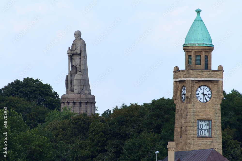 Hamburg - Landungsbrücken Pegelturm und Bismarck-Denkmal
