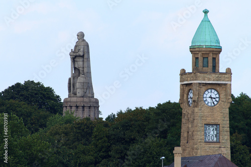 Leinwand Poster Hamburg - Landungsbrücken Pegelturm und Bismarck-Denkmal