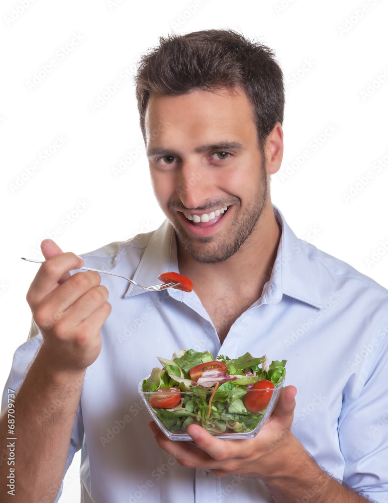 Lachender Mann ist frischen Salat