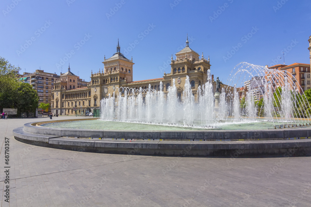Fototapeta Modern fountain in the square Zorrilla in Valladolid, Spain