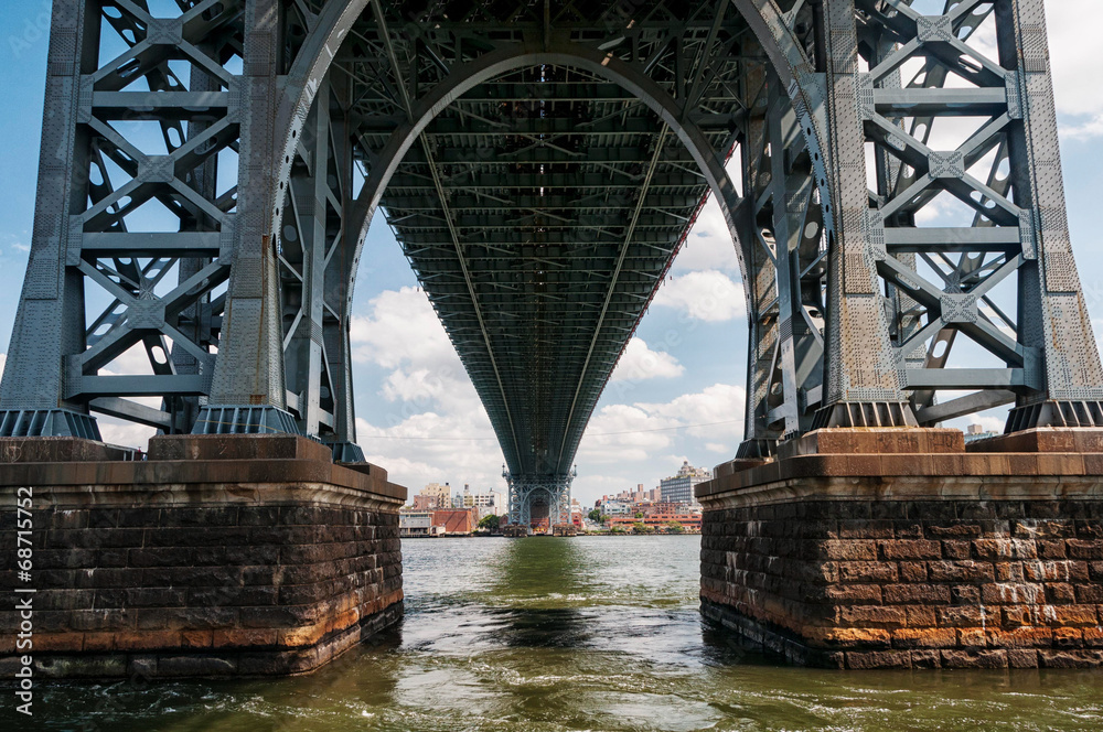 Obraz premium Manhattan Bridge from below.