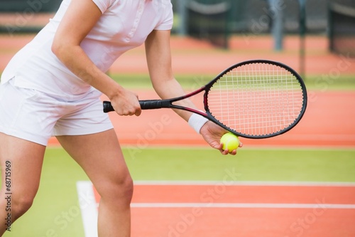 Focused tennis player ready to serve © WavebreakMediaMicro