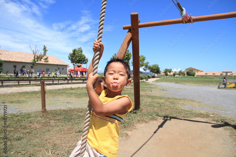 Fototapeta premium ターザンロープで遊ぶ幼児(4歳児)
