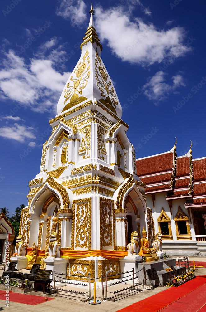 Naklejka premium white pagoda in thailand