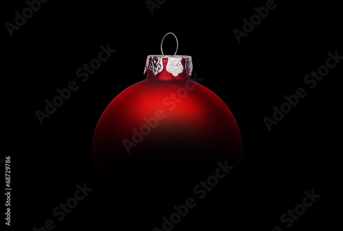 Rote Weihnachtskugel vor Schwarz