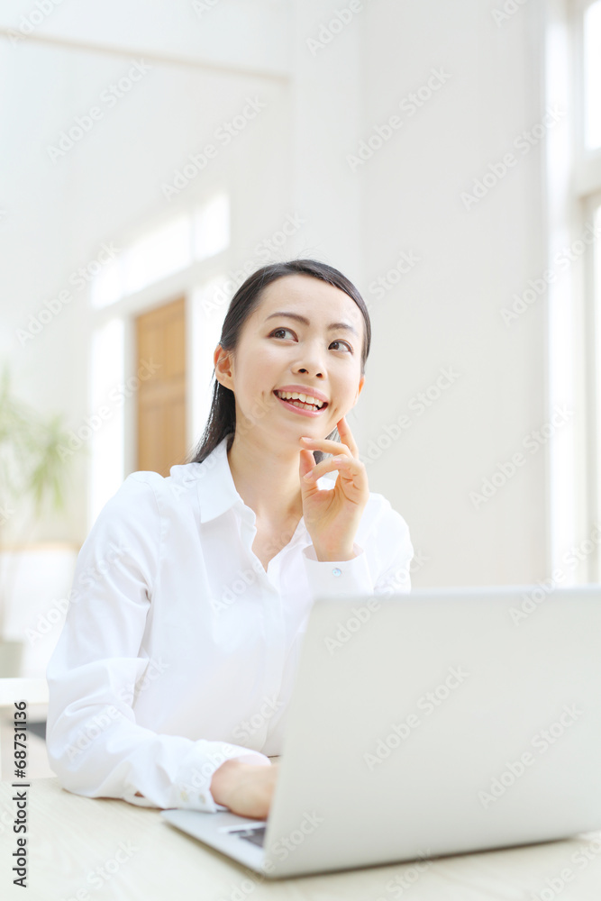 ノートパソコン・若い女性 ノートパソコン・若い女性