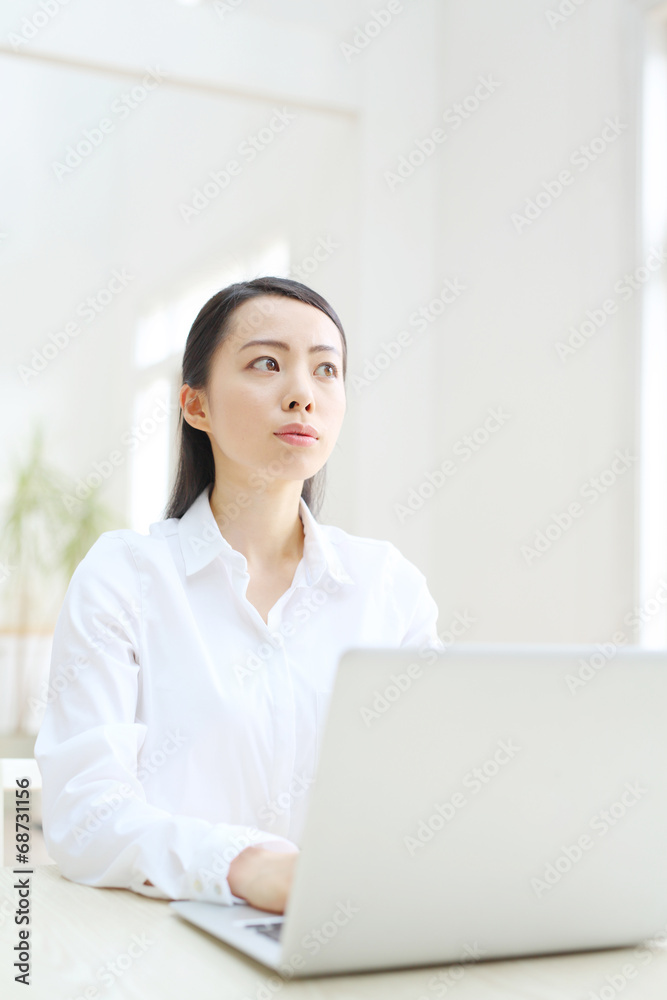 ノートパソコン・若い女性