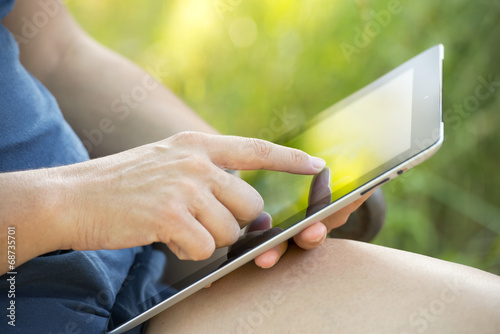 Manos de mujer utilizando una tablet