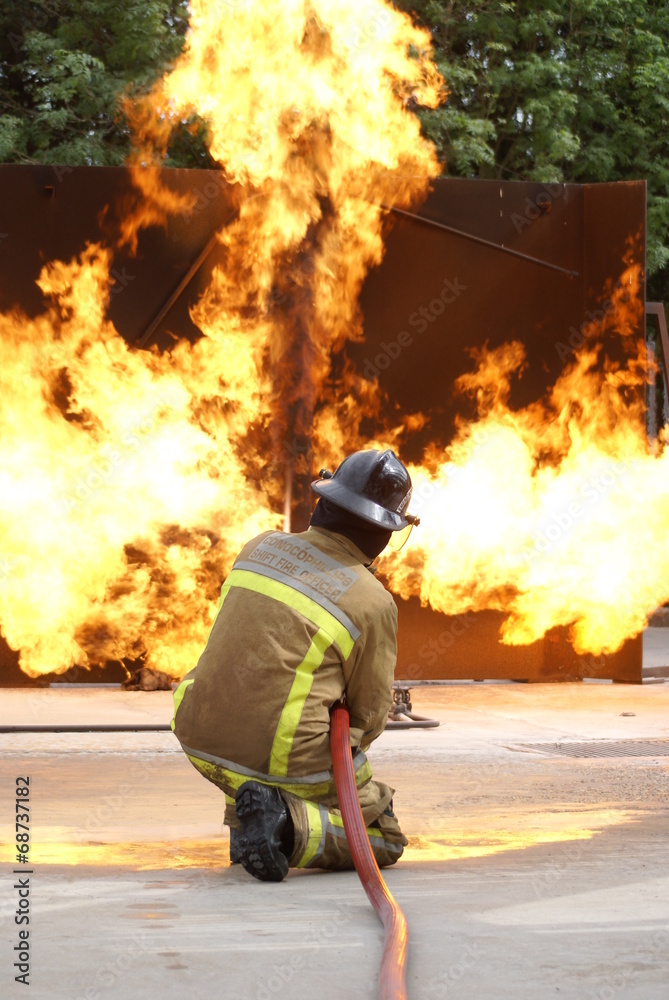 Obraz premium fire fighter fighting gas fire