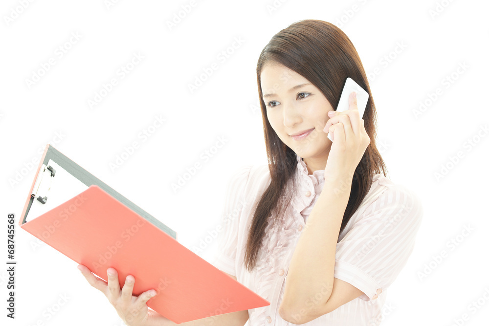 スマートフォンで会話中の女性 スマートフォンで会話中の女性