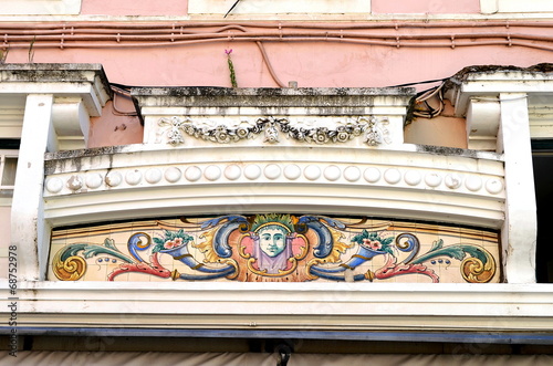Hausdetail mit Azulejos in Coimbra