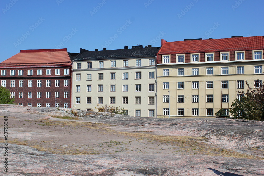 Blick auf historische Wohnhäuser in Helsinki (Finnland)