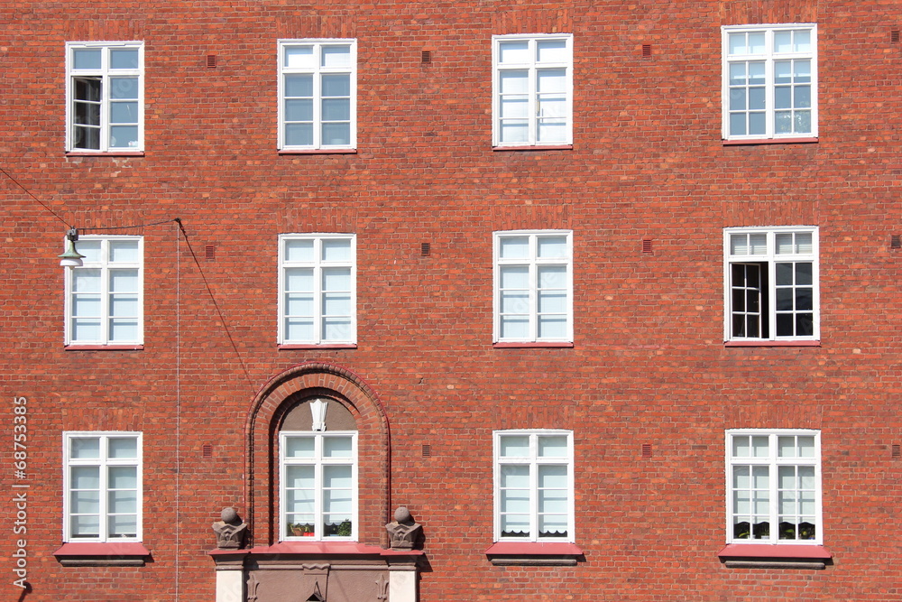 Obraz premium Fenster eines historischen Wohnhauses in Helsinki (Finnland)
