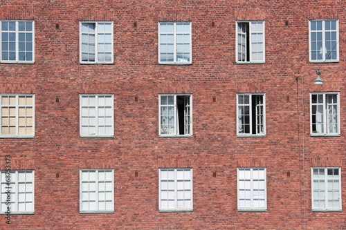 Die Fenster eines Wohnhauses in Helsinki (Finnland)