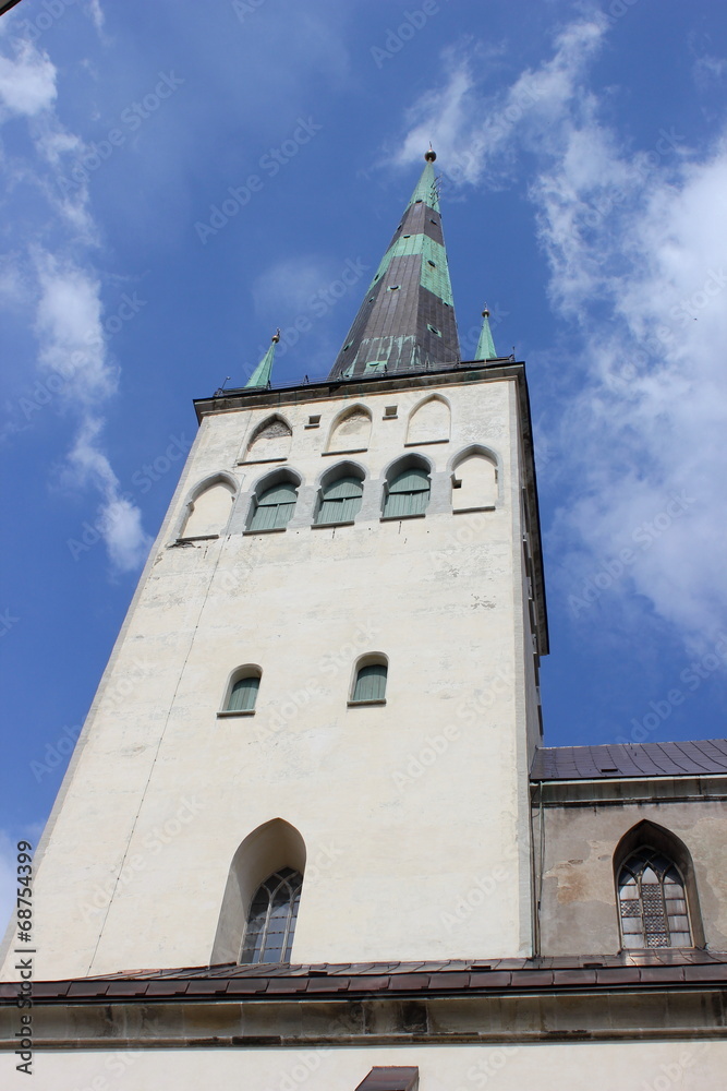 Der Kirchturm der Olaikirche in Tallinn (Estland)