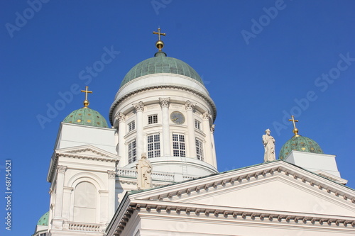 Die Kuppeln des weißen Doms von Helsinki (Finnland)