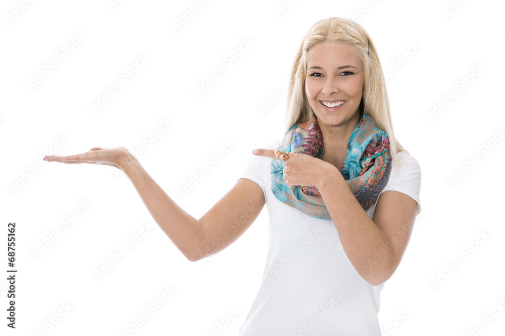 Obraz premium Junge blonde Frau präsentiert ein Produkt
