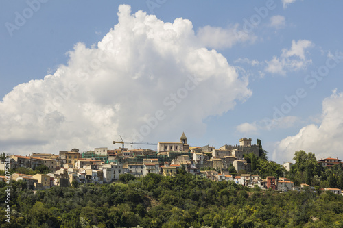 Villaggio abruzzese con castello