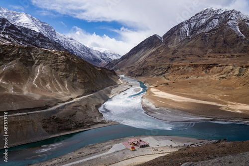Fotografija junction of Indus Zanskar river in India