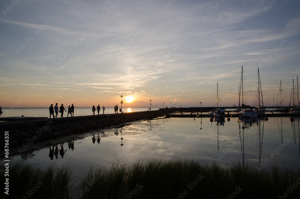 Obraz premium Small harbor view at sunset