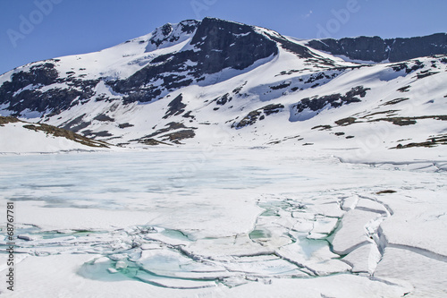 Zugefrorene Bergseen auf dem Sognefjell photo