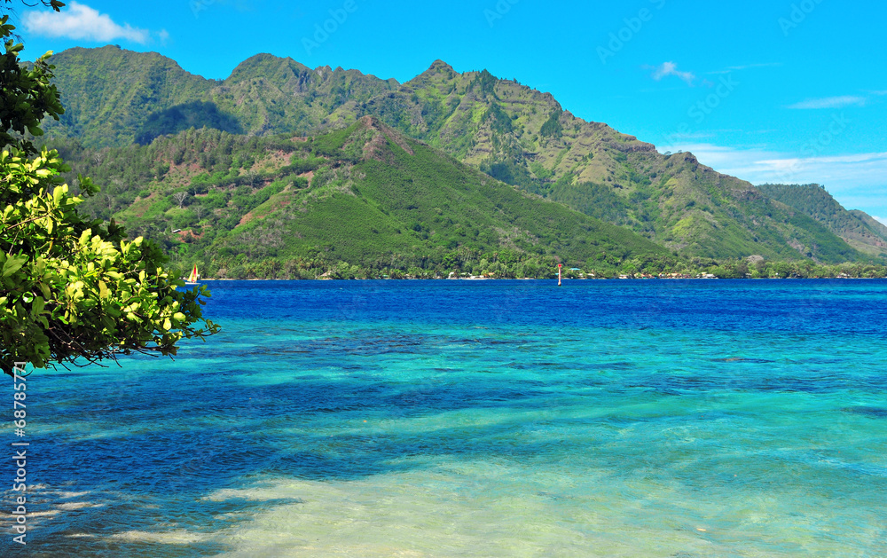 Turquoise waters off Moorea in Tahiti, French Polynesia