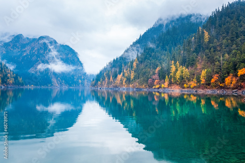 Fotografie beautiful long lake in autumn jiuzhaigou