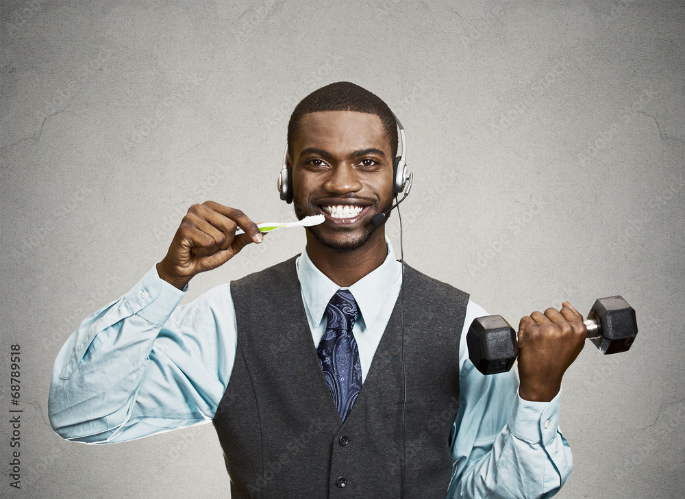 Naklejka premium Busy business man multitasking, grey wall background 