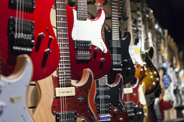 Fotobehang Muziekwinkel Elektrische gitaren aan de muur  © anan796