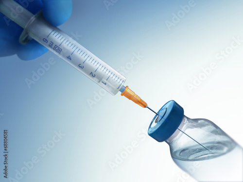 Spritze nimmt Wirkstoff auf