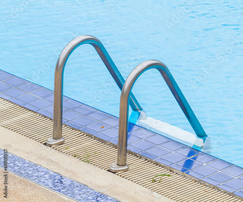 Pool ladder With side drainage channels