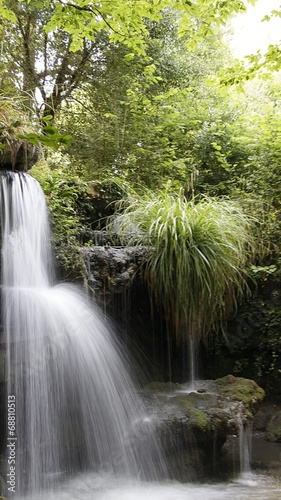 cascade en eau vaporeuse