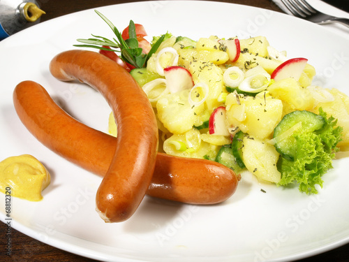 Quadro em tela Wiener Würstchen mit Kartoffelsalat
